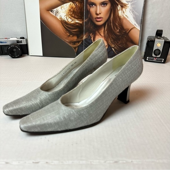 Stuart Weitzman vintage metallic pumps - Picture 1 of 9